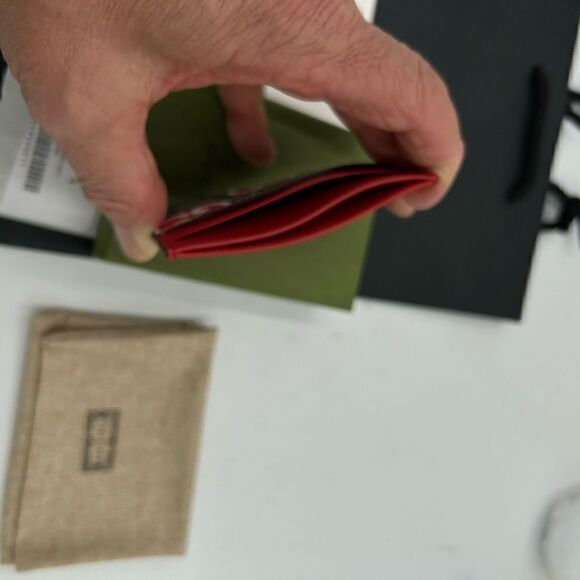 SOLD!!   Women’s Gucci, GG supreme monogram, Apple print card case made in Italy - Picture 3 of 9